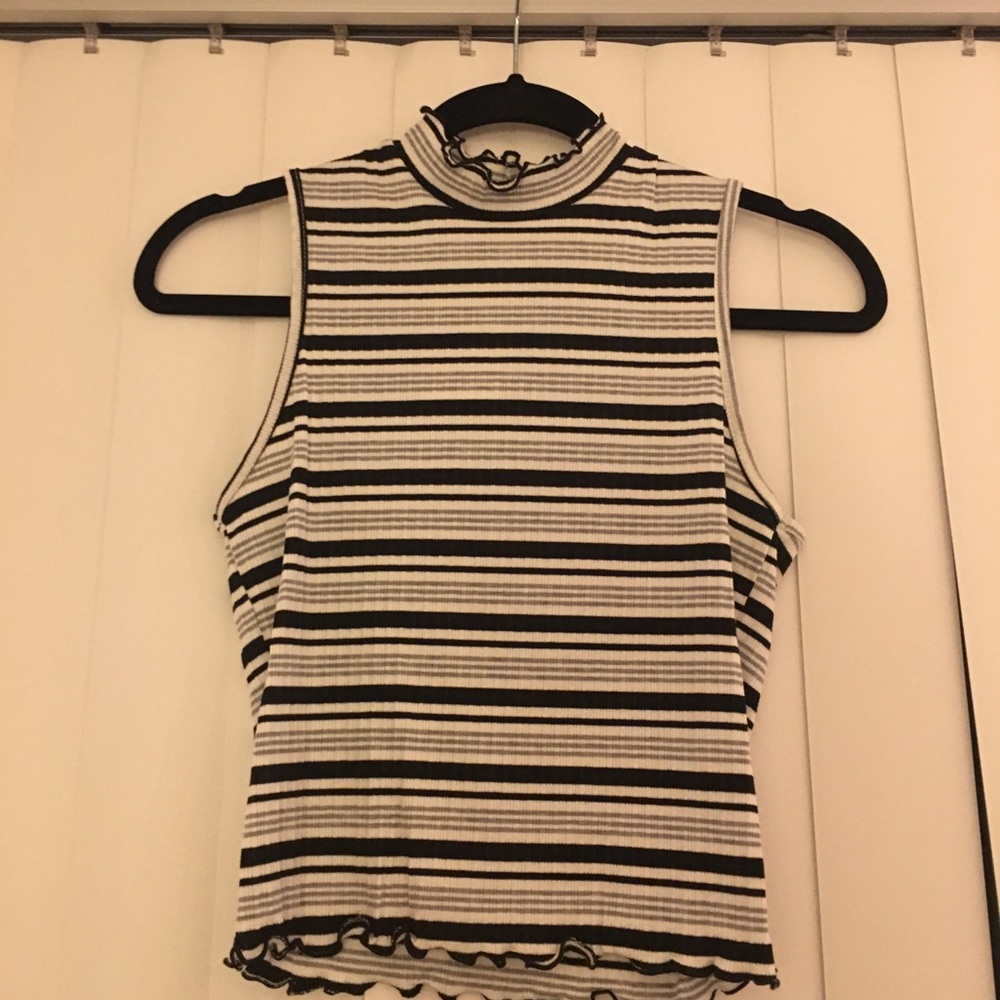 Super cute turtleneck cut off blouse!!❤️